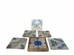 DIVERSOS, seis (6) azulejos decorativos em 3 modelos distintos, sendo a) Três decorados com ondulações e folhagens em policromia, medindo 14 x 14 cm. b) Duas decoradas com folhagens centralizadas. c) Uma emoldurada em madeira com mosaico nas tonalidades azul e amarela, medindo 15,5 x 15,5 cm. Todas possuem rachaduras e marcas do tempo.