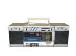 ELETRÔNICOS, antigo rádio AM/FM da fabricante SONY, modelo CFS03000SBS, bivolt, DC 9V. Rádio funcionando mas sem garantias futuras, leitor de fita cassette não testado. Medidas 19 x 48 x 13 cm