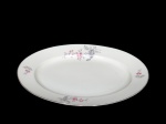 ROSENTHAL GERMANY, travessa ovalada confeccionada em porcelana vitrificada alemã na tonalidade bege claro, decoração com delicadas flores e folhagens em tons pasteis, bordas com filetagem em prateação. Marca da manufatura ao fundo. Medidas 38 x 28 cm. Possui leves falhas na prateação.