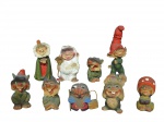 HENNING NORWAY, nove (9) esculturas confeccionadas em madeira entalhada representando duendes e trolls com pintura policromada, marca do artesão na base. Medidas do maior 17 x 5,5 cm e do menor 8 x 8 cm