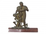 ESCULTURAS, Escultura confeccionada em bronze representando médico afastando morte do paciente, apoiada sobre base em madeira, medindo 25x24,5cm.