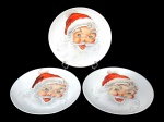 PORCELANA REAL, Três pratos decorativos confeccionados em porcelana nacional esmaltada na tonalidade branca com pintura de papai noel em policromia, medindo 24cm.