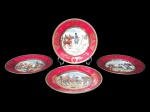 CAPODIMONTI (Nápoles, Itália - 1743), Quatro pratos confeccionados em porcelana italiana esmaltada na tonalidade branca, borda com espessa faixa na tonalidade rosa, grifos e elementos florais em douração, borda com guirlanda de folhagens em ouro e centro representando cenas de guerrilha em policromia, apresentando falhas na douração, medindo 19,5cm de diâmetro.