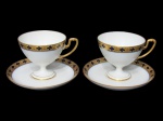 LIMOGES (França - 1771), Par de xícaras para chá confeccionadas em porcelana francesa esmaltada na tonalidade branca, borda com faixa em ouro, decorado por elementos florais na tonalidade azul, alça em douração e base filetada, em excelente estado de conservação, medindo 7,5x11x8,5cm e pires 13,5cm de diâmetro.