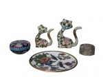 CLOISONNÉ, Lote com 5 peças confeccionadas em metal com esmaltagem em cloisonné, sendo: A) 2 gatos com pintura floral em policromia e realces em ouro, maior medindo 8cm e menor 6,5cm, B) 2 caixinhas porta joias com pintura floral em policromia, maior medindo 5cm e menor 3,5cm e C) 1 pequeno prato decorativo com pintura floral em policromia, medindo 10cm.