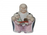 ESCULTURAS, Grupo escultórico oriental confeccionado em porcelana esmaltada em policromia representando Buda com crianças com realces em ouro, medindo 15x12x9cm.