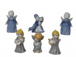 ESCULTURAS, Lote com 6 pequenas esculturas confeccionadas em porcelana esmaltada a tonalidade branca, sendo: A) 1 par de anjos com vestes na tonalidade azul, medindo 9cm de altura, B) 1 casal de crianças esmaltados na tonalidade azul, medindo 7,5cm de altura e C) 3 anjos musicais esmaltados em policromia dita furta cor, com realces em ouro, medindo 7,5cm.