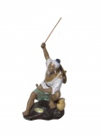 ESCULTURAS, Escultura oriental confeccionada em cerâmica porcelanizada representando pescador chinês esmaltado em policromia, medindo 27x12x8cm com a vara.