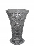 CRISTAL, Vaso confeccionado em cristal translucido com lapidação de pingos de diamante, caneluras, palmas e fundo estrelado, borda em dedão, medindo 21x14cm.