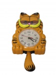 RELÓGIO, Relógio de parede da marca ETLD confeccionada em plástico rígido representando Garfield, personagem de desenho animado, máquina a pilha, não testado e sem garantia de funcionamento, pêndulo necessitando restauro, medindo 43x21cm.