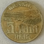 NUMISMÁTICA, Brasil, República, uma (1) moeda de 5000 reis em prata de 1936, com a efígie do Pai da Aviação Santos Dumont, muito bom estado de conservação, popularmente conhecida à época por voando para o mangue, trocadilho em alusão da asa no anverso da moeda e o preço de um programa na zona no Rio Antigo que ficava próximo ao Canal do Mangue, peso total aproximado 10gr. (AJBJ)