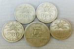 NUMISMÁTICA, Brasil, República, cinco (5) moedas em Cu-Ni, sendo: 4 de 100 reis e 1 de 200 reis, todas de 1932, comemorativas ao IV Centenário da Colonização do Brasil, 1532 a 1932, fundação da Vila de São Vicente em São Paulo (história controversa pois em 1531 quando Martin Afonso de Souza, chegou ao Brasil, comandando a Primeira Expedição Colonizadora, permaneceu na Baia de Guanabara por cerca de 8 meses, quase um ano depois rumou para São Paulo e fundou a Vila de São Vicente, já em 1532, o que prova que a colonização do Brasil começou no Rio de Janeiro, o mesmo aconteceu com a nossa Independência que se deu no Rio de Janeiro e apesar de estar documentado, meses depois inventaram o Grito do Ipiranga para dizer que foi em São Paulo; pode-se também levar em consideração o dia 7 de Agosto de 1501, quando três naus portuguesas chegaram ao Brasil em São Miguel do Gostoso no Rio Grande do Norte e marcou o início da posse), todas circuladas e em muito bom estado de conservação, vide foto. (AJBJ)