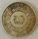 NUMISMÁTICA, Brasil, Império, uma (1) moeda, 500 reis 1860, prata (teor 900/916 milésimos), 3 sistema monetário, 2 tipo, 6,4gr, 25,5mm diâmetro, 1,3 mm espessura, bordo serrilhado, 2 reinado, D. Pedro II, muito bom estado de conservação, anverso: dístico do valor de face, circundado por guirlanda de tulipas, na orla a legenda PETRUS II D. G. CONST. IMP. ET PERP. BRAS. DEF., seguido do ano de cunhagem feita a época na Província do Rio de Janeiro; reverso: no enxergo brasão do império encimado pela legenda IN HOC SIGNO VINCES. (AJBJ)