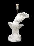 ABAJUR, Escultura adaptada para abajur para 1 lâmpada confeccionada em faiança vitrificada na tonalidade branca representando cacatua, apresentando craquele e parte colada na haste do abajur, bicados e asa colada, medindo 50cm de altura.