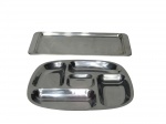 METAL INOX, Lote com 2 peças, sendo: A) 1 petisqueira quadrangular com 4 divisórias e 1 compartimento para molho, medindo 28,5x28,5cm e B) 1 bandeja para rocambole, medindo 40x16cm.