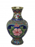 CLOISONNÉ, Vaso balaustre confeccionado em metal com esmaltagem em cloisonné, decoração floral em policromia, apresentando leves sinais de oxidação, medindo 15cm de altura.