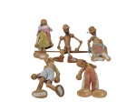 BRINQUEDOS, Lote com 5 bonecos articuláveis confeccionados em madeira no feitio de marionetes, de modelos e decorações distintas, alguns como Dom Quixote e Pinóquio, medindo 25cm 24cm 22cm.