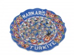 FAIANÇA, Prato decorativo turco confeccionado em faiança vitrificada na tonalidade azul, ricamente decorado por elementos florais em relevo e inscrições MARMARIS, TÜRKIYE, apresentando craquele, medindo 22cm.