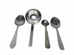 METAL INOX, Lote com 4 talheres confeccionados em aço inox, sendo: A) 1 concha, B) 2 colheres para arroz de modelos distintos e C) 1 colher para sorvete.