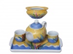 PORCELANA, Conjunto para café confeccionado em porcelana esmaltada na tonalidade branca com pintura de folhagens em policromia, sendo: A) 1 bule para café, medindo 9x13,5x8cm, B) 1 açucareiro sem tampa, medindo 5x11x7cm, C) 2 xícaras para café, medindo 3,5x5,5x4cm e D) 1 bandeja retangular, medindo 21x12cm.