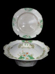 ALFRED MEAKIN ENGLAND, Sopeira e travessa redonda confeccionados em faiança vitrificada inglesa da coleção Marigold - Princess Shape, estilo Art Deco, decorado com flores na tonalidade branca sobre fundo verde com detalhes em amarelo. Marcados no fundo. Travessa posui marcas do tempo e fio de cabelo.  Medidas da sopeira 12 x 27 x 24 cm e diâmetro da travessa 29,5 cm