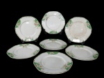 ALFRED MEAKIN ENGLAND, sete (7) pratos rasos confeccionados em faiança vitrificada inglesa da coleção Marigold - Princess Shape, estilo Art Deco, decorado com flores na tonalidade branca sobre fundo verde com detalhes em amarelo. Três possuem marcas do tempo. Marcados no fundo. Diâmetro 23 cm.