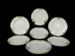 ALFRED MEAKIN ENGLAND, oito (8) pratos para sobremesa confeccionados em faiança vitrificada inglesa da coleção Marigold - Princess Shape, estilo Art Deco, decorado com flores na tonalidade branca sobre fundo verde com detalhes em amarelo. Um possui marcas do tempo. Marcados no fundo. Diâmetro 18 cm.