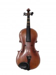 JANUARIUS GAGLIANO ANO 1740, NAPOLI, SÉC. 18, antigo violino italiano 1/2 confeccionado em madeira nobre, necessitando revisão mas cordas, selo da casa K. SASS. Possui leve desgaste na borda da madeira, acondicionado em estojo original em madeira com revestimento em couro (desgastes) e interior com tecido aveludado na tonalidade verde (marcas do tempo e desgastes). peça em bom estado. medindo 53cm de comprimento. case medindo 72x23cm.