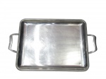 MERIDIONAL INOX, grande bandeja retangular confeccionada em aço inox, bordas e pegas frisadas. Marca da manufatura ao fundo. Medidas 55 x 35 cm