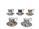 PORCELANA FINE CHINA, lote composto por cinco (5) xícaras de coleção e seus respectivos pires em miniatura, sendo a) Uma decorada com flores em policromia, borda com faixa na tonalidade amarela. b) Uma com faixas entrelaçadas na tonalidade vinho e detalhes florais. c) Uma com flores e douração sobre faixa na tonalidade azul. d) Uma com florão centralizado na tonalidade verde com leves detalhes em douração. e) Uma com florão centralizado adornado por frisos na tonalidade vermelha. Todas com 3 pés e alças em vasta douração. Medidas 5 x 4 cm