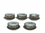 PORCELANA, cinco (5) bowls confeccionados em porcelana vitrificada branca oriental com respectivos pratinhos, bojo decorado com motivos vegetalistas em rica policromia, bordas levemente onduladas. Bowls medindo 4,5 x 9 cm e diâmetro dos pratos 11 cm