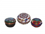 DIVERSOS, três (3) caixinhas porta-pílulas confeccionadas em cloisonné, sendo duas decoradas com mosaicos florais e uma com cena campestre. Medida da maior 3 x 5,5 cm