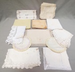 CAMA E MESA, lote com vinte e três (23) peças diversas: 2 toalhinhas em linho decoradas com Renda Renascença sendo 1 branca e 1 bege; 1 em linho branco com bordado de linha branca; 10 guardanapos diversos; 1 toalha quadrada de linho com Renda Renascença, possui defeitos; 2 redondas e linho com debruado em crochê; 1 retangular de linho come aplicação; 6 guardanapos rústicos; 1 porta lanche em linho com marca possessória, usadas com manchas e pequenos defeitos. Vide fotos.