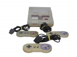 VIDEO GAME, console SUPER NINTENDO ENTERTAINMENT SYSTEM (SNES), modelo SNS-001, fabricação japonesa. Acompanha 3 controles originais. Não testados e sem garantias de funcionamento.