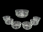 ARCOROC (França), Saladeira e 6 bowls confeccionados em vidro translucido com moldagem dita: Dedão, saladeira medindo 10x22cm e bowls 5x11cm.