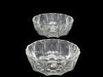 CRISTAL, Par de saladeiras confeccionadas em cristal translucido, ricamente lapidado por esferas. sulcos e caneluras em baixo relevo, vestígios de selo, medindo 8x21cm.