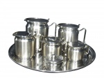 TRAMONTINA INOX, Serviço para chá/café confeccionado em aço inox, sendo: A) 1 bule para café 17x18x13cm, B) 1 bule para chá 14,5x16,5x11,5cm, C) 1 leiteira 12x14,5x10cm, D) 1 leiteira 9x15x10cm, E) 1 farinheira 8x11x8,5cm, F) 1 açucareiro 5x8cm e G) 1 bandeja redonda 43cm de diâmetro. 7 peças.