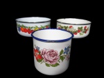 ÁGATA, Lote com 3 peças confeccionadas em ágata esmaltada na tonalidade branca, sendo: A) 2 tigelas com pintura floral em policromia, 1 possuindo batida na borda, medindo 6x14,5cm e B) 1 caneca para sopa, decorada por pintura floral em policromia e borda na tonalidade azul, apresentando batidas, medindo 10x14x11cm.