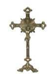 ARTE SACRA, Crucifixo de mesa confeccionado em bronze polido, adornos vazados, cinzel de repuxados, apoiado sobre base tripoide representando folha, medindo 37x20,5cm.