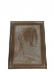 ARTE SACRA, Placa confeccionada em bronze representando Aparição de Nossa Senhora de Lourdes, moldura cinzelada por folhagens, apoiada sobre placa de madeira, medindo 24x17cm.