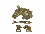 BRONZE, Lote com 4 peças confeccionadas em bronze, sendo: A) 1 cinzeiro representando cabeça de cavalo, medindo 19,5x17cm, B) 1 abridor de garrafas no feitio de peixe, medindo 16cm de comprimento, C) 1 abridor de garrafas representando cachorro, medindo 9,5cm de comprimento e D) 1 abridor de garrafas representando cabeça de cavalo, medindo 9cm de comprimento.