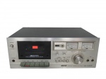 SOM, Tape deck da marca AKAI, modelo CS-702DII, ligando, porém, sem garantias futuras, medindo 14x37,5x26cm. Sinais de oxidação e faltando 1 pino frontal.