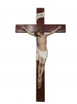 ARTE SACRA, Crucifixo de parede confeccionado em madeira, Cristo em gesso patinado em tonalidades naturais, 1 braço com rachadura, porém, em excelente estado de conservação, medindo 78x43,5cm.