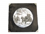 QUADROS, Placa redonda em metal espessurado a prata representando romano conduzindo biga com 2 cavalos, figuras relevadas, apoiada sobre base em madeira com desgastes, leves falhas na prateação, medindo 35x35cm.