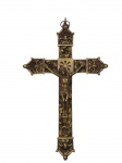 ARTE SACRA, Crucifixo de parede confeccionado em bronze, cruz ricamente cinzelada por elementos vegetalistas, medindo 27x15,5cm.