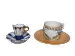 PORCELANA, Lote com 2 peças, sendo: A) 1 xícara para café, de coleção, com seu respectivo pires em porcelana perolizada na tonalidade laranja, ornamentação floral policromada moldada na pasta, com realces à ouro, dita ISABELINA ou CAIPIRA ricamente trabalhada, medindo 4x6x5cm e B) 1 xícara de café de coleção com seu respectivo pires confeccionado em porcelana esmaltada na tonalidade branca, pintura na tonalidade azul com realces em ouro, medindo 3,5x4x3cm.