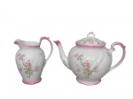 J. & G. Meakin (Staffordshire, Inglaterra - 1851), Bule para chá e leiteira confeccionada em faiança inglesa esmaltada na tonalidade branca, com pintura de flores e folhagens em policromia e borda em tom rosado, tampa do bule com pequena falha na vitrificação, bule medindo 17x23x10cm e leiteira 15x12x7cm.