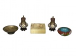 CLOISONNÉ, Lote com 5 peças, sendo: A) 1 par de pequenos potiches confeccionados em metal com esmaltagem em cloisonné, decoração oriental em policromia, apoiado sobre bases em madeira, medindo 11cm de altura, B) 1 cinzeiro em metal com esmaltagem em cloisonné, decoração floral em policromia, medindo 4x9,5cm, C) 1 pequeno bowl confeccionado em metal com esmaltagem em cloisonné, decoração floral em policromia, medindo 10cm e D) 1 cinzeiro confeccionado em alabastro, apresentando pequenas batidas, medindo 10x10cm.