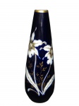 PORCELANA SCHMIDT, Vaso confeccionado em porcelana esmaltado azul cobalto, decorado por flores e folhagens em ouro, borda filetada com falhas na douração, medindo 26cm de altura.