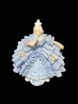 PORCELANA REBIS (Porto Alegre - RS), Escultura confeccionada em porcelana esmaltada na tonalidade branca representando dama antiga, vestes em profuso rendilhado na tonalidade azul e apliques florais em pasta biscuit com policromia, medindo 9cm de altura.